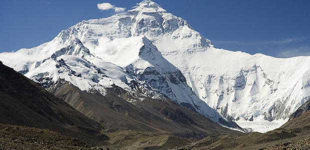 De noordflank van de Mount Everest in Tibet - vanaf het pad naar het basiskamp