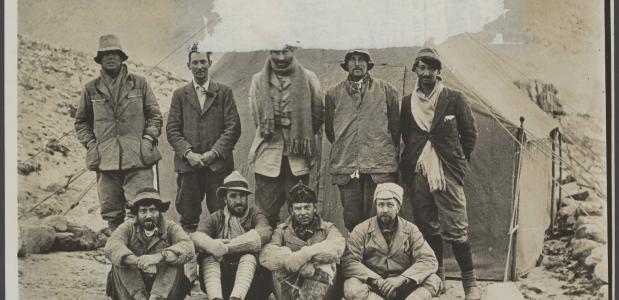 groepsfoto uit 1924 met bergbeklimmers Andrew Irvine en George Mallory