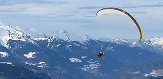 Paragliden van berg naar berg. Foto Leo-setä