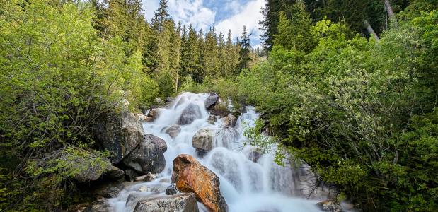 Een ruige beek in de Franse Alpen