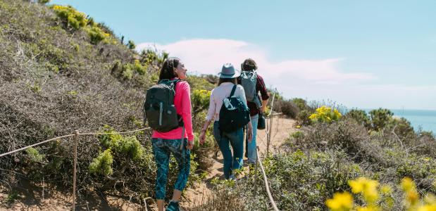 een groep wandelaars op een onverhad wandelpad