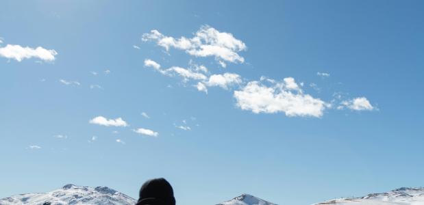 Foto Sabrina Kallari via Pexels man met zwarte jas in de sneeuw