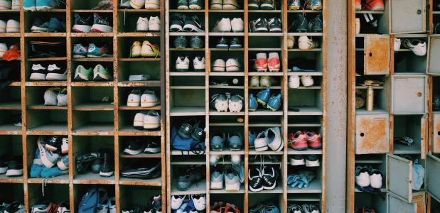 Schoenen in een schoenenkast