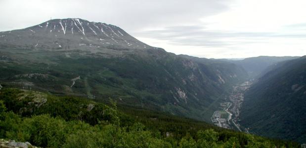 Rjukan en de Gaustatoppen. Via Wikimedia commons