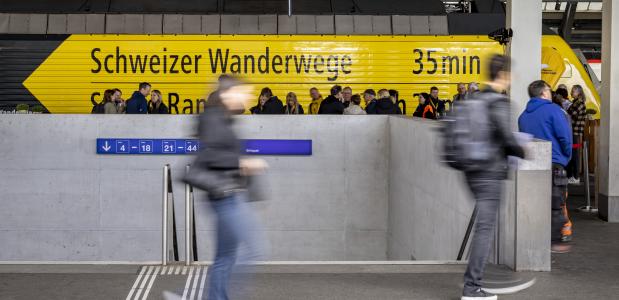 De trein werd feestelijk ingehuldigd op het drukke station van Zürich. Foto: SBB - Schweizer Wanderwege speciale locomotief wanderwege SBB