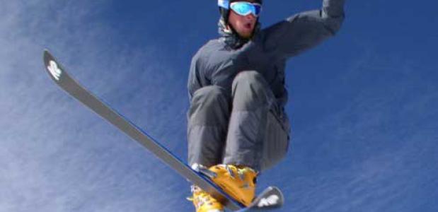 Een skiër maakt een stunt in de lucht