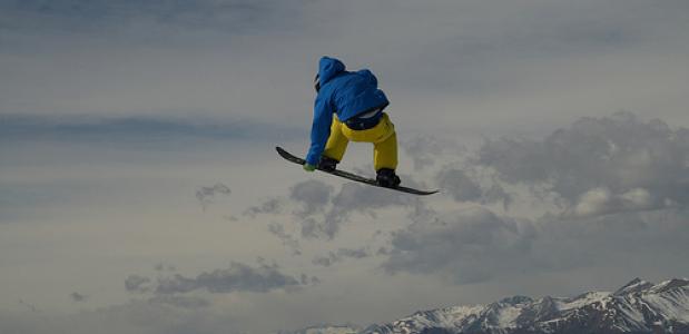 Snowboarder maakt een sprong