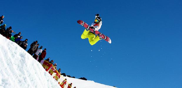 Snowboarder in freeride-competitie