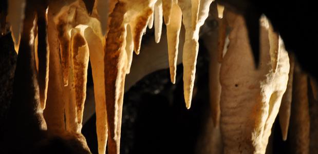 De stalactieten in de grot in Schotland zouden wel twee meter lang zijn.