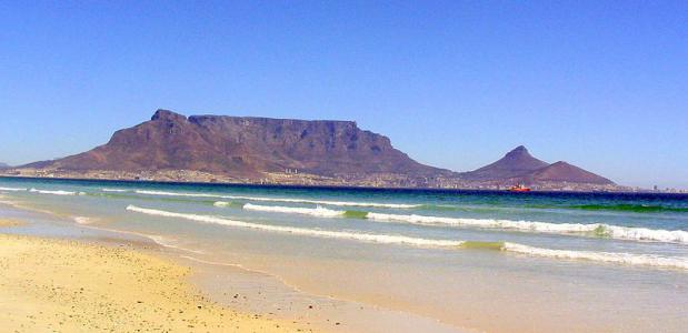 De Tafelberg in Kaapstad - gezien vanaf het strand aan de Atlantische Oceaan.