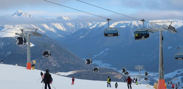 Vanaf 1 november 2025 moeten alle wintersporters op de Italiaanse skipistes een helm op. Photo by Theo on Unsplash Wintersporters op een skipiste in Italië