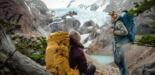 Foto Johannes Bitter twee mensen met grote rugzakken bij een bergmeer