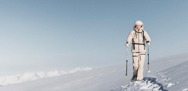 © Vitalpina/Manuel Kottersteger vrouw wandelt in de sneeuw