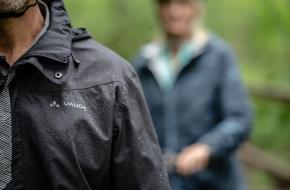 mensen in regenjacks van vaude