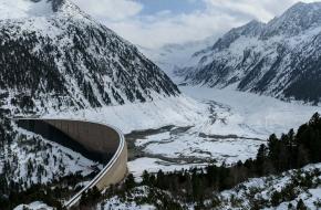 uitzicht op het Schlegeis-stuwmeer zonder water, maar met sneeuw