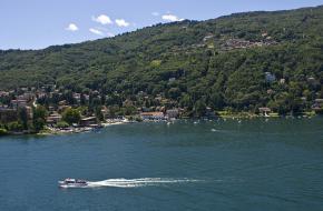 Het eens zo blauwe Lago Maggiore is nu vervuild door een laag drijfhout.