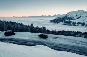 Photo by Alain Gehri on Unsplash autos in de winter op een bergpas