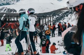 Photo by Alexa Portoraro on Unsplash drukte op de piste