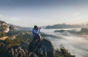 een fotograaf op een bergtop