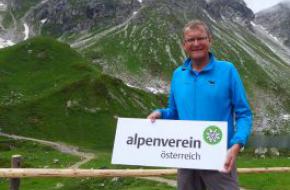 Alpenvereinspräsident Dr. Andreas Ermacora stellte das neue Logo Mitte Juli auf