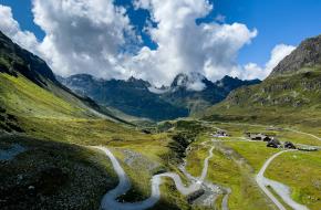 uitzicht op de slingerende silvretta hocalpenstrasse weg door groene almen 