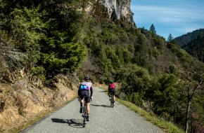 twee wielrenners op een bergweg