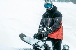 snowboarder met skibril in de sneeuw