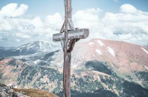 Bergtop met kruis