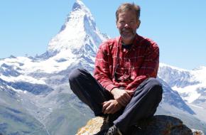 Bert Vonk met op de achtergrond de Matterhorn