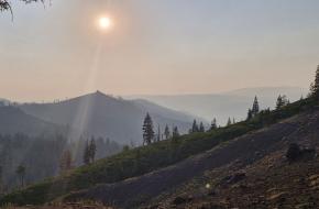Heiige lucht door bosbranden op de Pacific Crest Trail