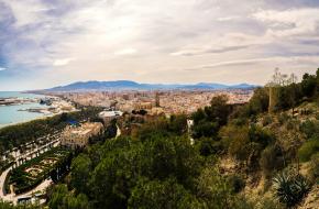 Chris Boland uitzicht op een stad aan zee vanaf een berg