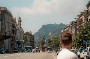 uitzicht op de bergen vanaf een straat in barçelona