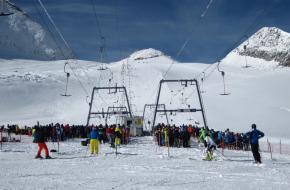 Veel mensen bij de skilift