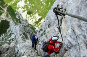 twee mensen aan het klettersteigen