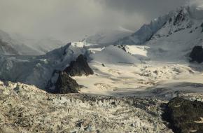 Ruig wandelgebied Glacier des Bosson in de zomer. Foto bortescristian