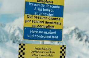 Een waarschuwingsbord voor lawines in Duits, Frans, Engels en Italiaans. 