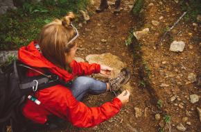 Veters bergschoenen strikken