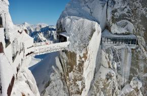 Photo by Hongbin on Unsplash Een met ijs bedekte brug hoog in de bergen bij Aiguille du midi