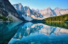 Photo by John Lee on Unsplash spiegelend water van een bergmeer in de bergen bij Banff in Canada