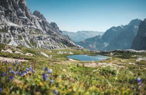 Photo by Jonas Verstuyft on Unsplash uitzicht op een berglandschap bij Rifugio Lavaredo, Auronzo di Cadore, Belluno, Italy