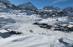 Berglandschap met skistations
