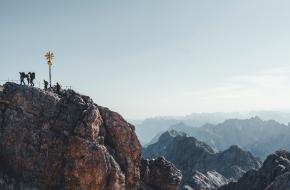 Topkruis van de Zugspitze straalt weer