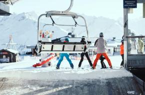 wintersporters stappen uit een stoeltjeslift