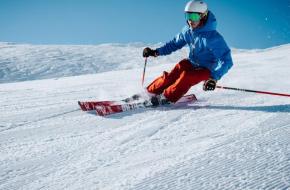 Ski in besneeuwde bergen