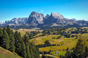 uitzicht op een berglandschap in de dolomieten