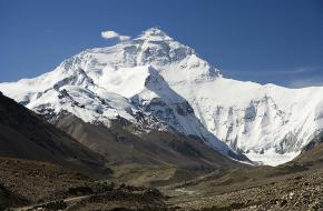 De noordflank van de Mount Everest in Tibet - vanaf het pad naar het basiskamp