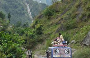 Bus die door de bergen in Nepal rijdt. Foto Poida Smith