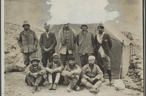 groepsfoto uit 1924 met bergbeklimmers Andrew Irvine en George Mallory