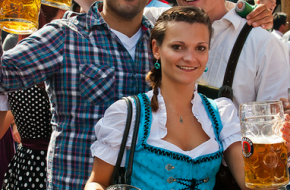 Bier drinken in lederhose en dirndl op de Oktoberfesten. Foto SteFou!