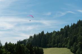 Photo by Olya Mn on Unsplash paragliden salzburg